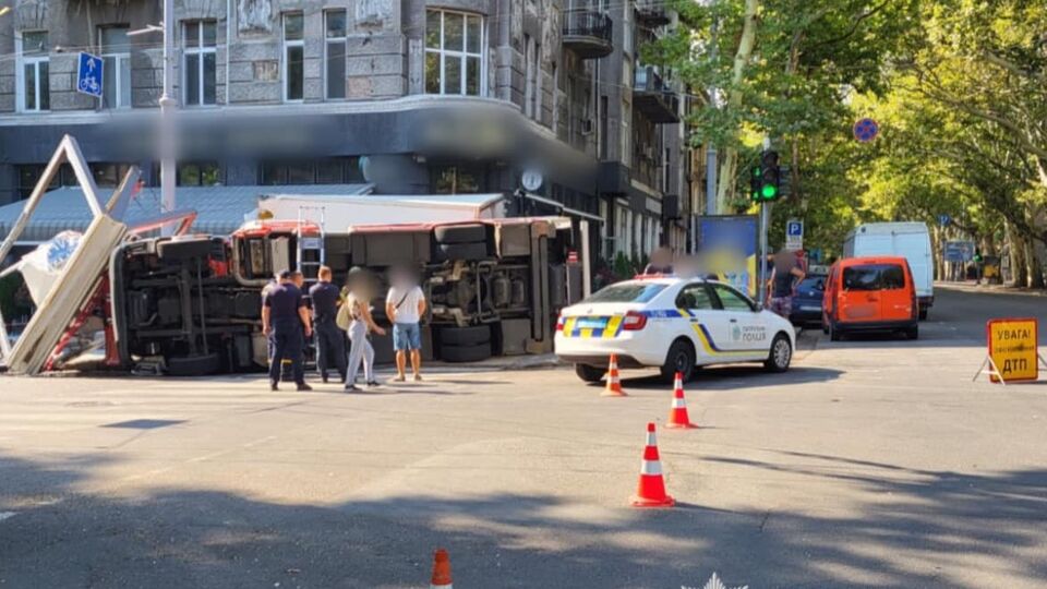 Зіткнення сталося, коли рятувальники їхали на виклик з увімкненою сиреною і проблисковими маячками, зазначили в поліції