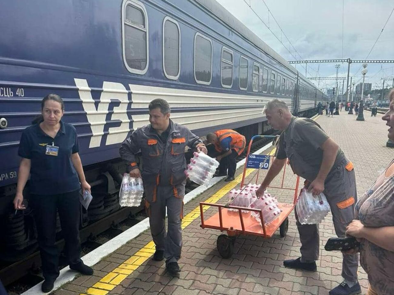 Потяги й далі долають наслідки нічного обстрілу РФ по Полтавській області, зазначили в "Укрзалізниці"