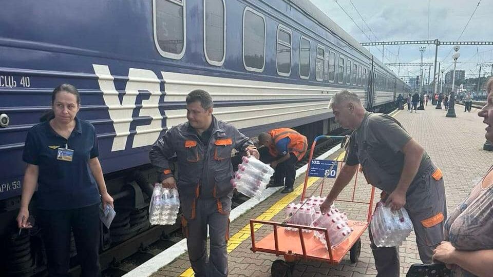 Потяги й далі долають наслідки нічного обстрілу РФ по Полтавській області, зазначили в "Укрзалізниці"