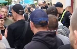 Местные жители требовали отпустить задержанных мужчин