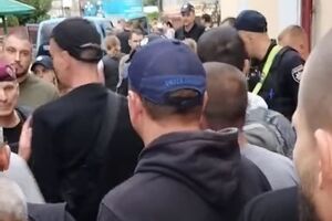 Місцеві жителі вимагали відпустити затриманих чоловіків