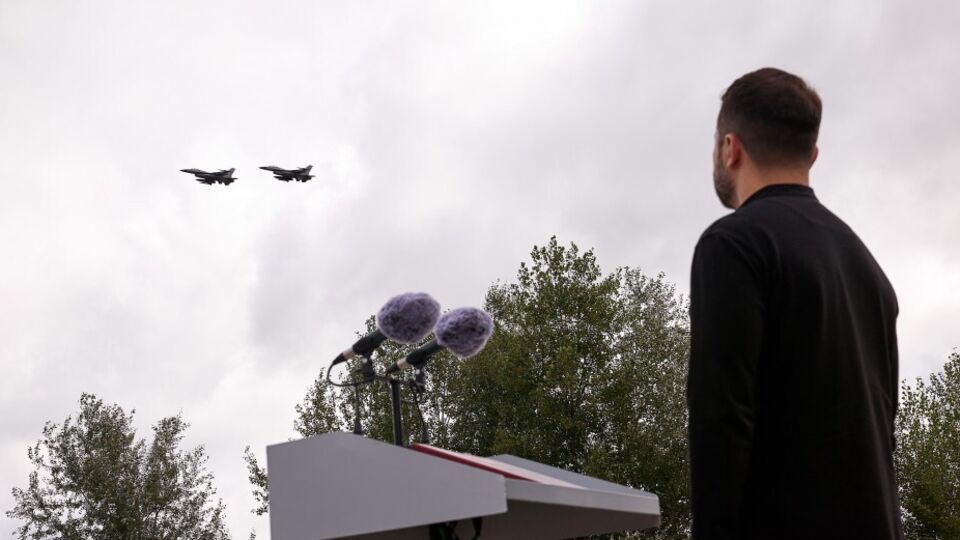 О прибытии первых F-16 в Украину сообщил Зеленский