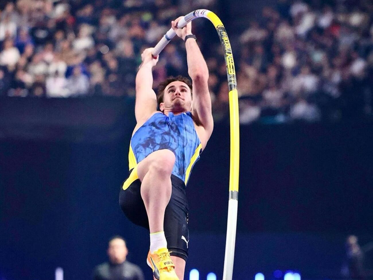 ЗМІ пишуть, що насправді спортсмен спочатку вдарився об перекладину гомілками, потім колінами й уже наприкінці торкнувся промежиною