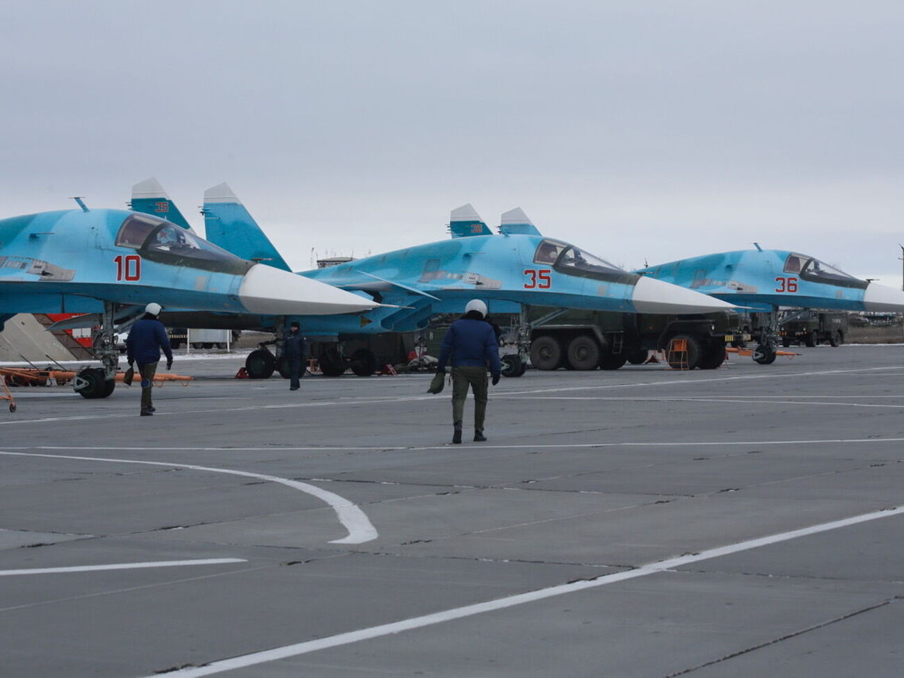 В результате ударов есть повреждения на территории российского военного аэродрома