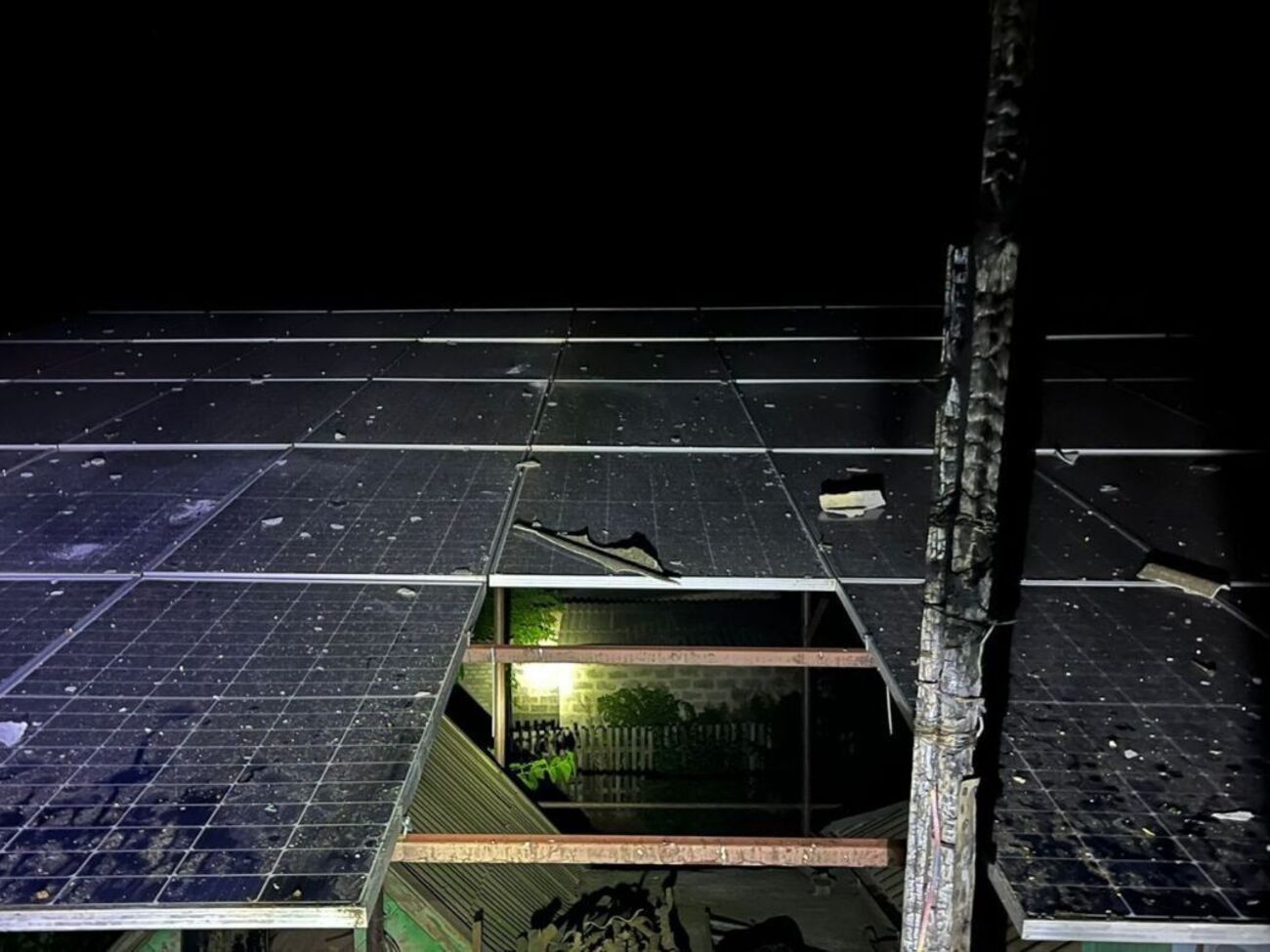 Снаряды оккупантов попали по солнечным панелям