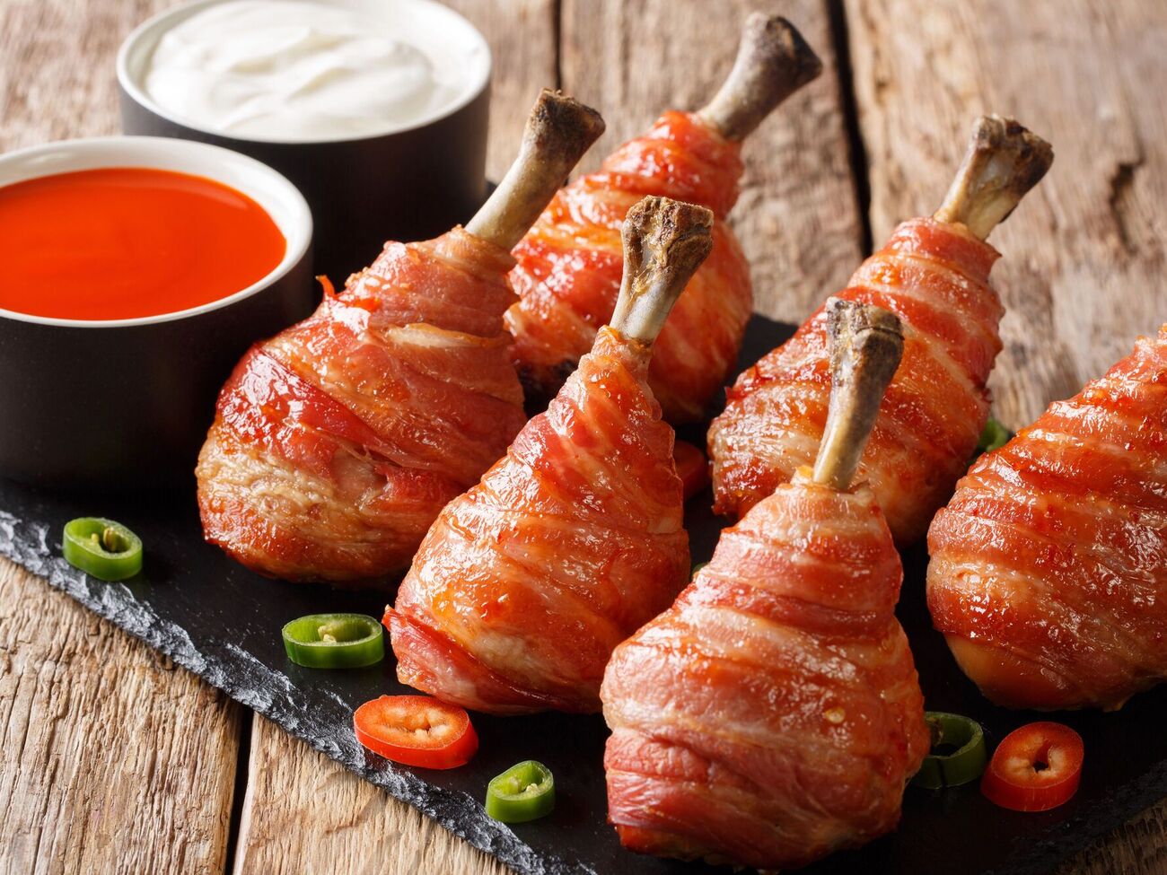 Курячі ніжки подають із гострим соусом