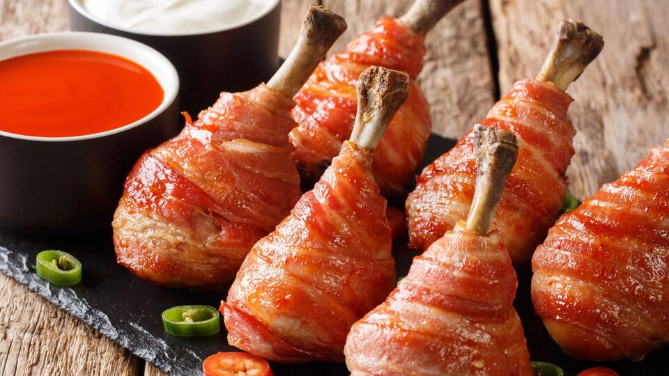 Курячі ніжки подають із гострим соусом