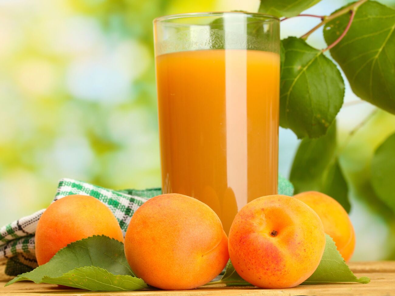 З ароматного абрикосового нектару зимою можна робити зігрівальний чай