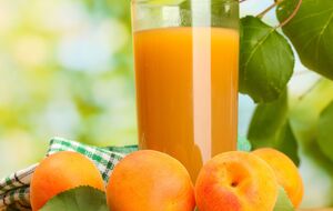 Из ароматного абрикосового нектара зимой можно делать согревающий чай