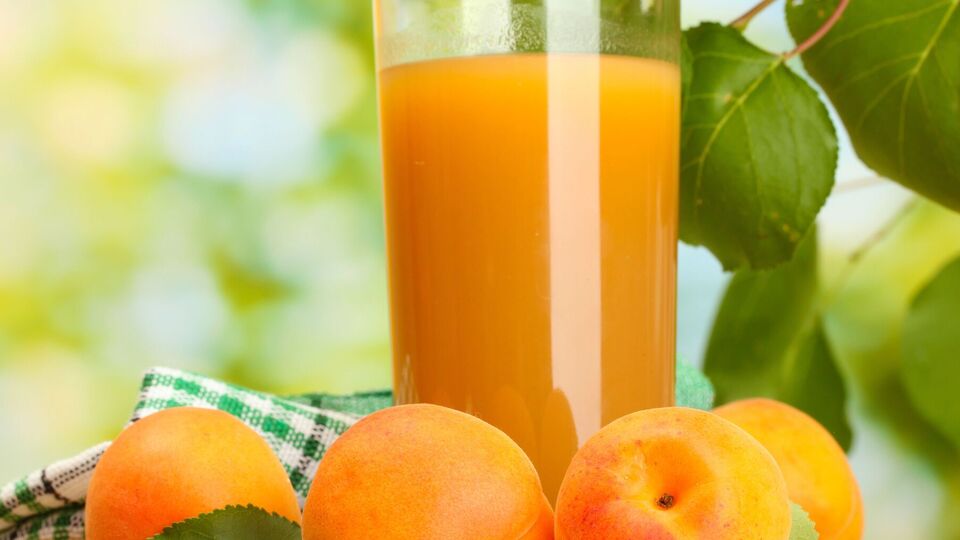 Из ароматного абрикосового нектара зимой можно делать согревающий чай