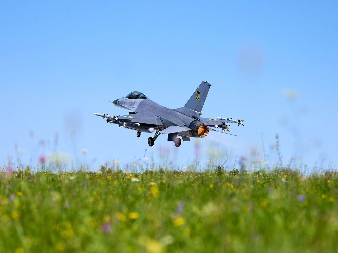 4 серпня Зеленський повідомив, що перші F-16 уже в Україні