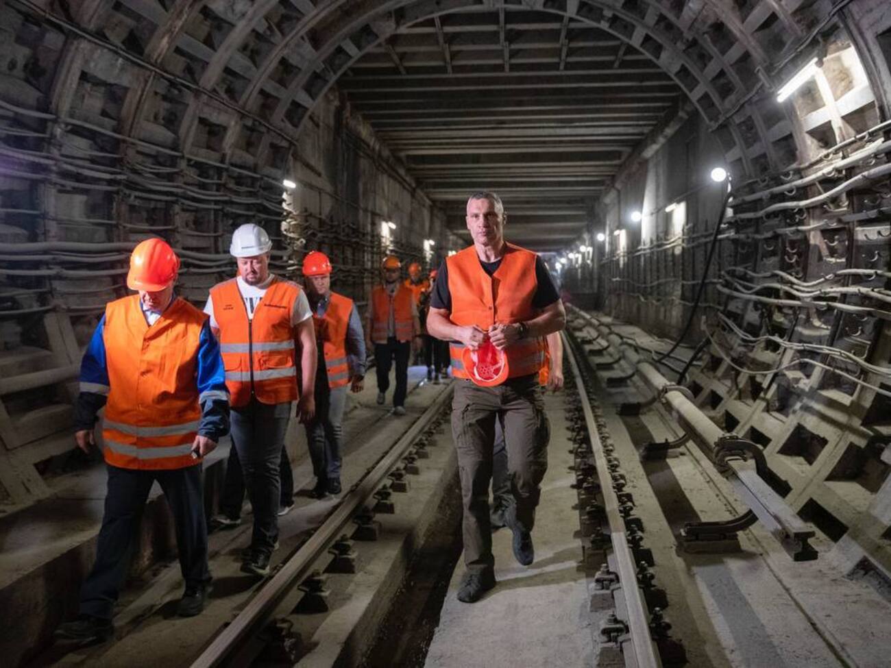 Виталий Кличко: Специалисты делают все, чтобы возобновить движение поездов на участке в начале осени