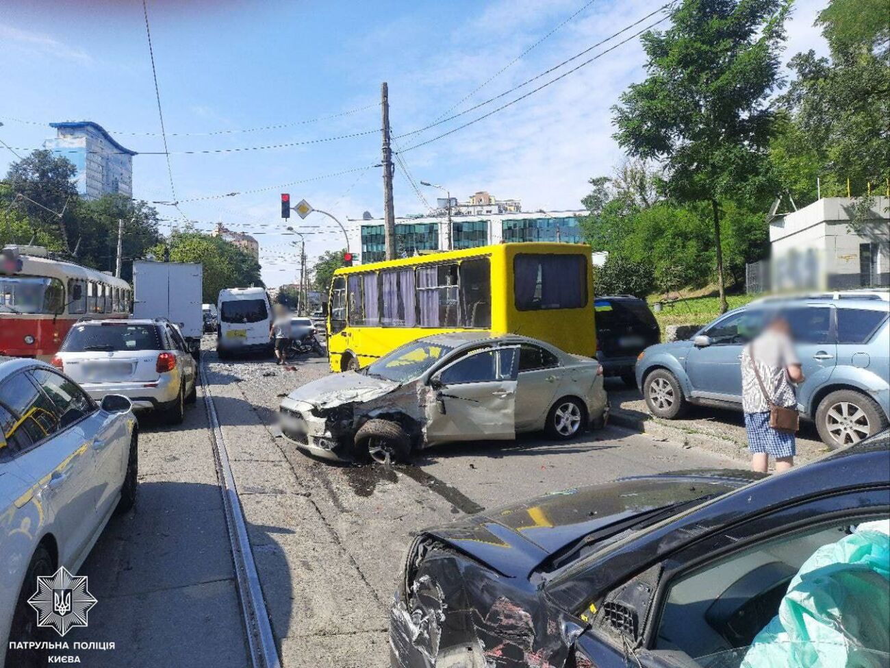 У КП "Київпастранс" заявили, що причиною аварії були некоректні дії водія одного з трамваїв
