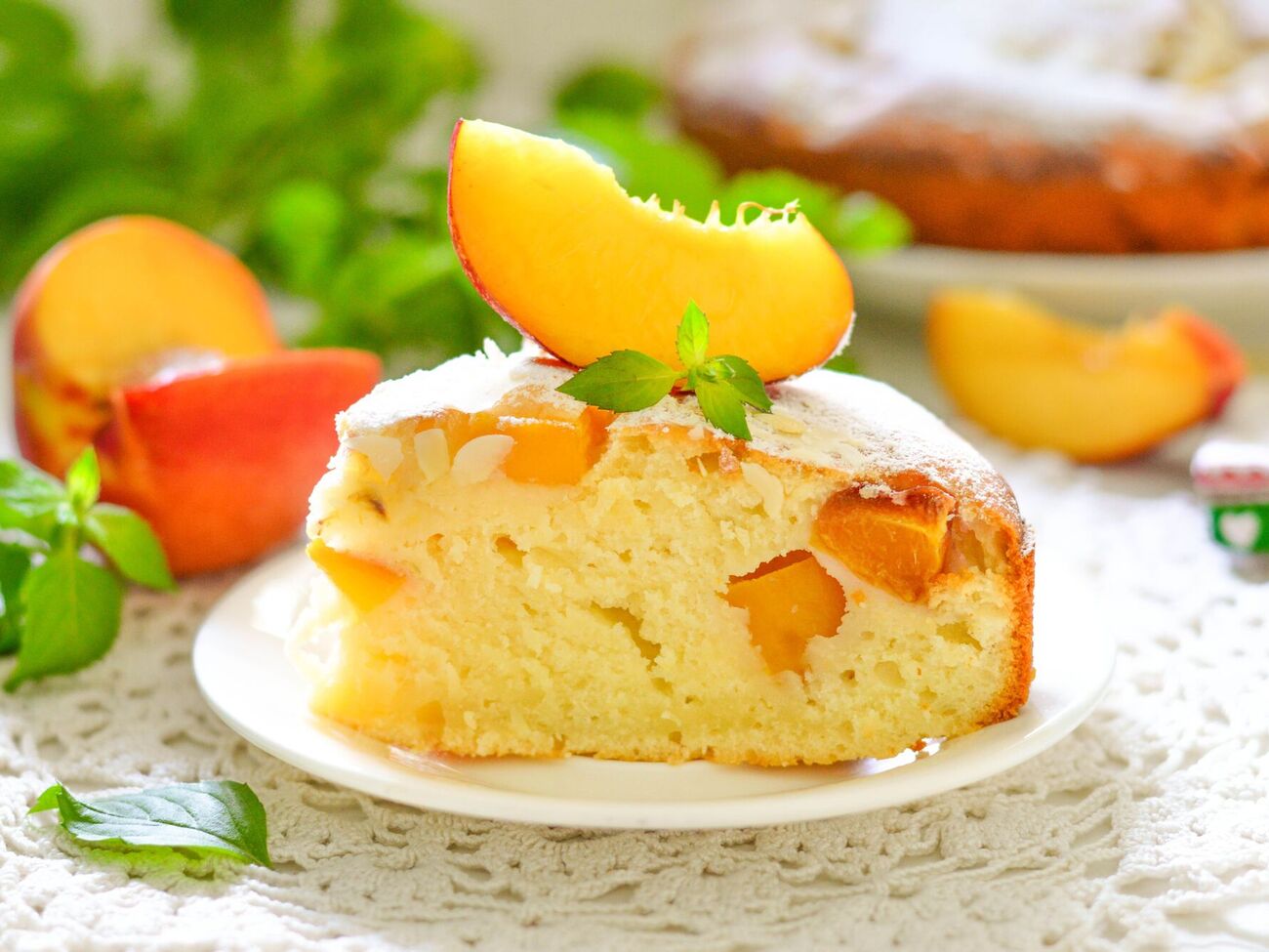 Выпекайте шарлотку в духовке 35 минут при 180 °C с конвекцией