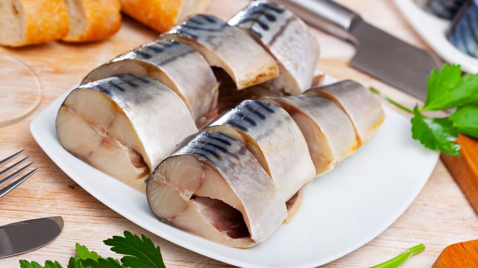 Скумбрия в маринаде готовится за одну ночь