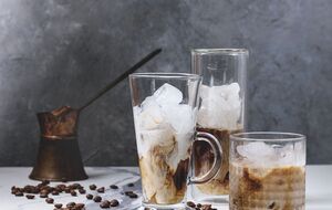 Коктейль подается со льдом