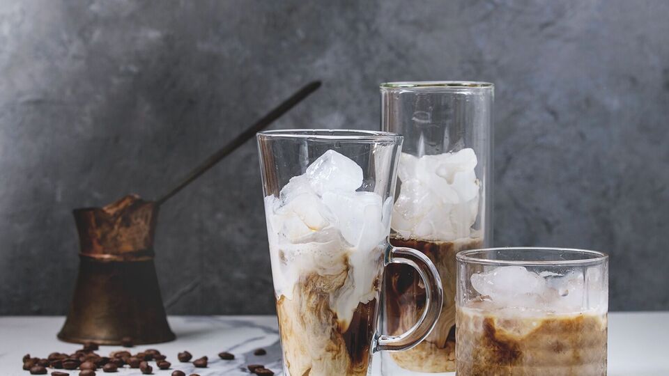 Коктейль подають із льодом