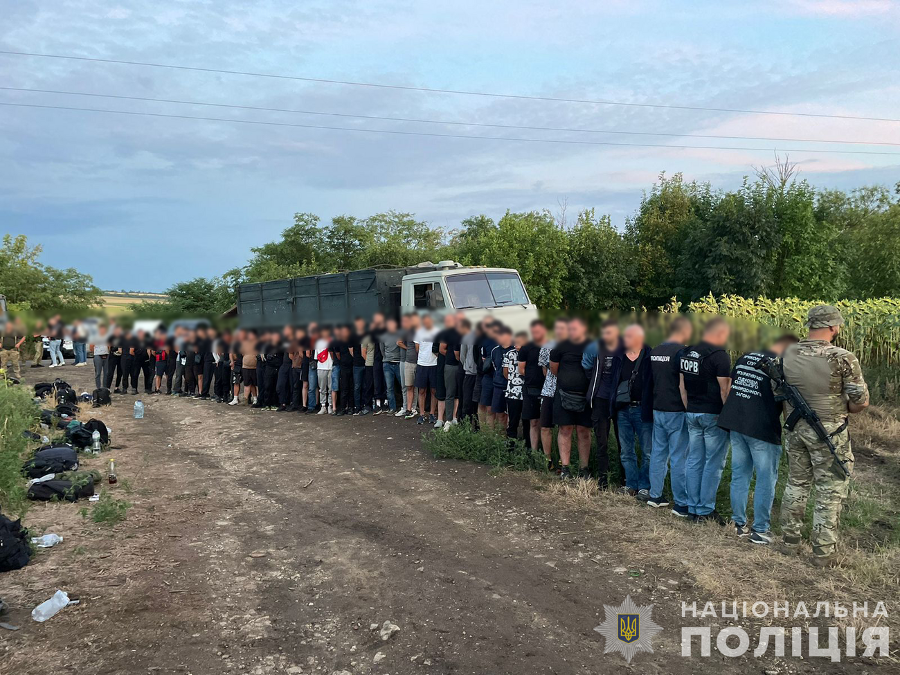 В одній вантажівці їхало 48 чоловіків