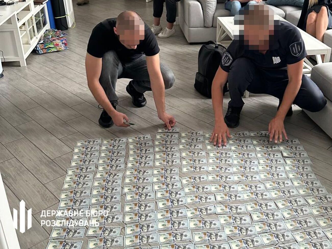 У фігуранта виявили гроші, зброю й вибухівку