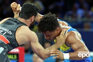 33-летний Беленюк (справа) проиграл поединок 22-летнему Мохмадипиани (слева)