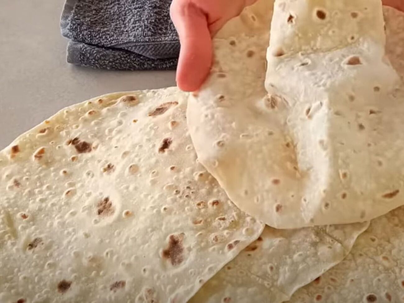 Готовые лаваши сбрызните водой и накройте полотенцем