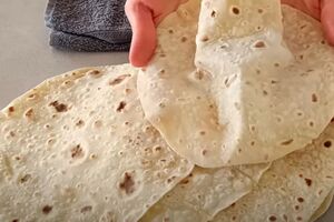 Готовые лаваши сбрызните водой и накройте полотенцем