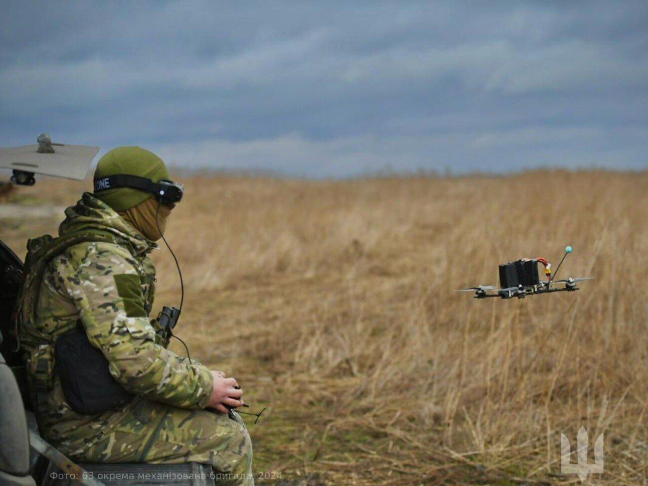 На фронте украинцы используют тысячи дронов, отметил Свитан