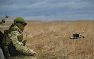 На фронте украинцы используют тысячи дронов, отметил Свитан