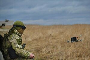 На фронте украинцы используют тысячи дронов, отметил Свитан