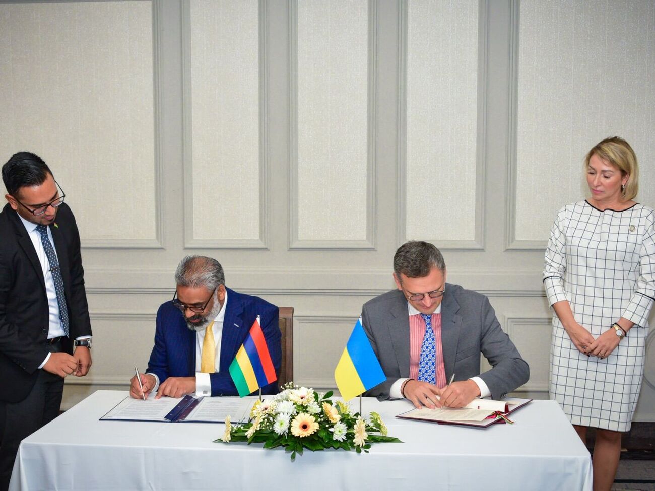 Гобин и Кулеба подписали соглашение о безвизе между Маврикием и Украиной в Порт-Луи