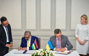 Гобин и Кулеба подписали соглашение о безвизе между Маврикием и Украиной в Порт-Луи