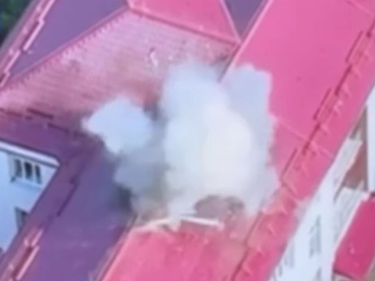 По словам разведчиков, российский флаг уничтожен "одним точным ударом"