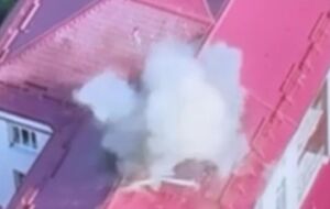 По словам разведчиков, российский флаг уничтожен "одним точным ударом"