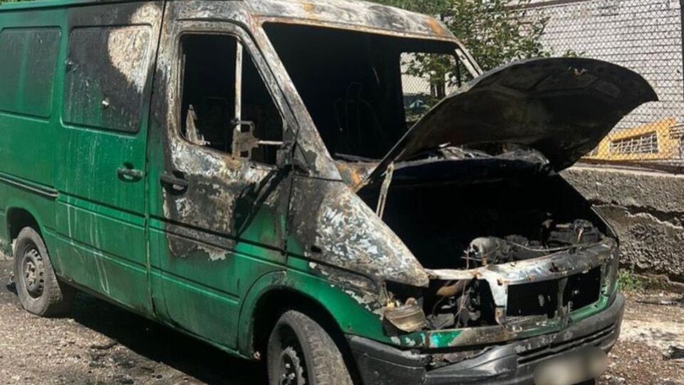 Киянин підпалив військові автомобілі за допомогою легкозаймистої суміші, розповіли в СБУ