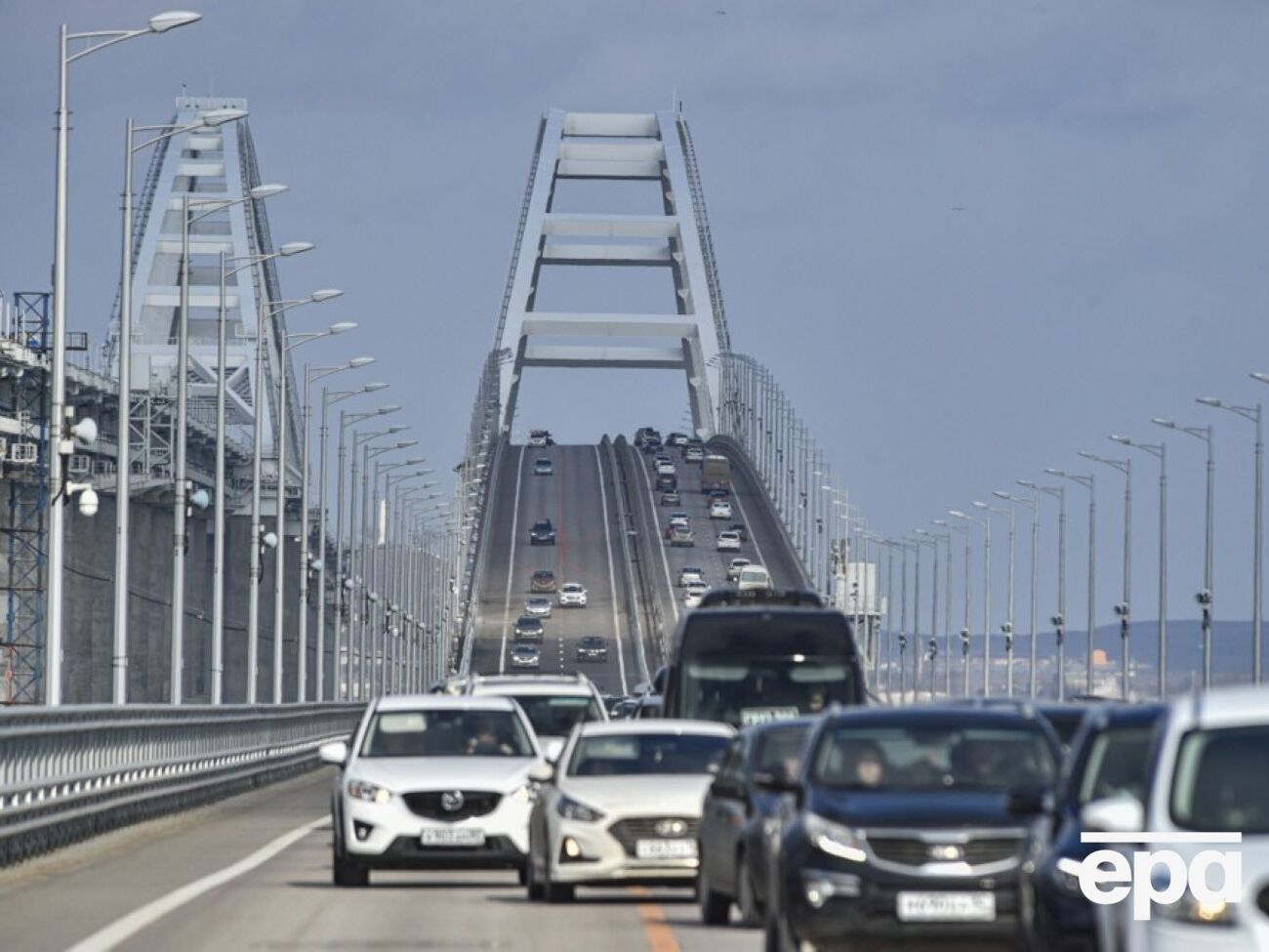 По словам оккупантов, осмотр одного автомобиля длится шесть минут