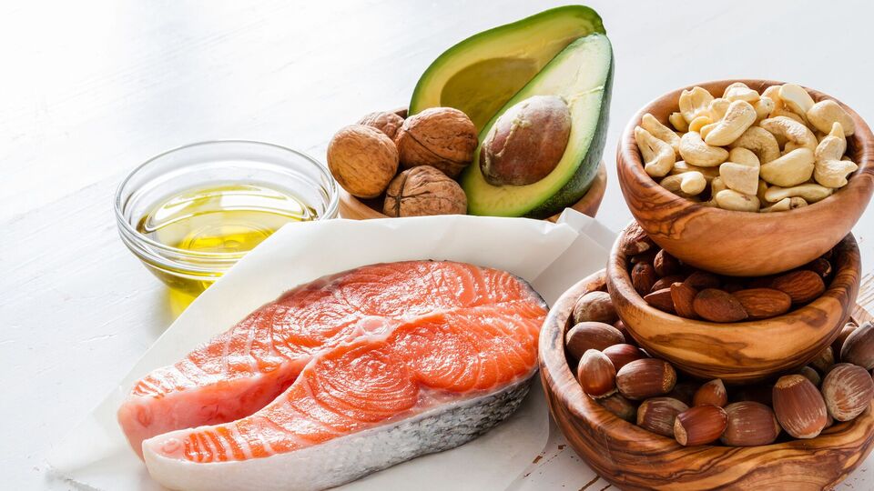 В жирной рыбе содержится большое количество омега-3 жирных кислот, которые способствуют снижению триглицеридов и минимизируют риск сердечно-сосудистых заболеваний