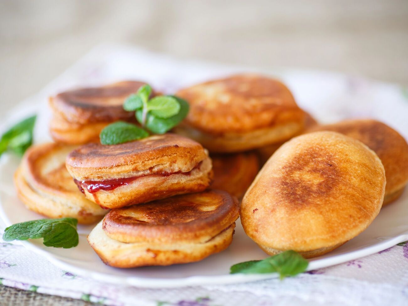 Жареные пирожки со смородиновой начинкой