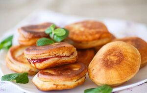 Жареные пирожки со смородиновой начинкой