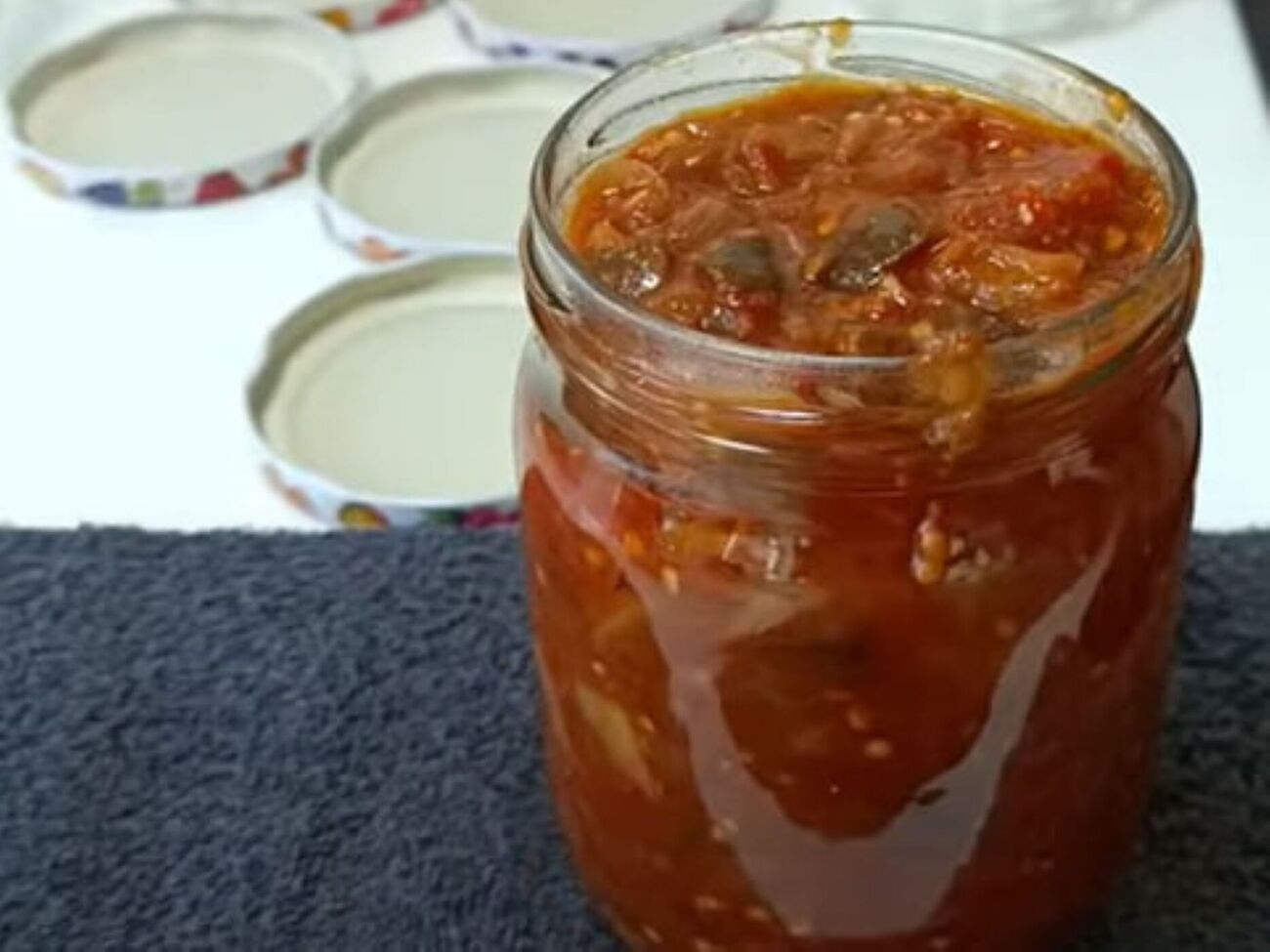 Баклажаны перед приготовлением нужно избавить от лишней влаги с помощью соли