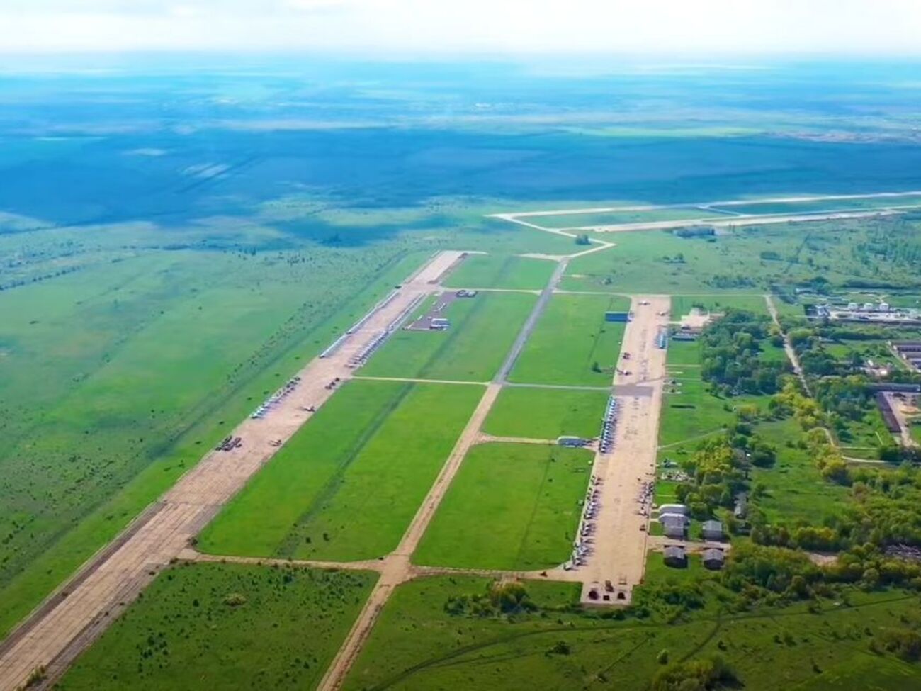 На аеродромі Липецьк після ударів почалася пожежа