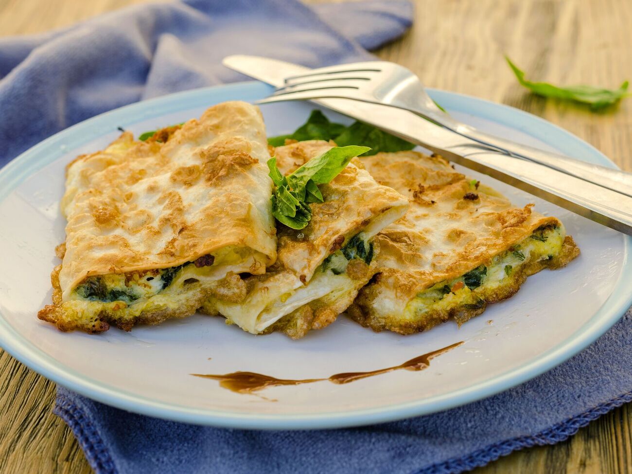 Лаваш жарится до золотистой и хрустящей корочки