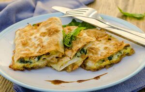 Лаваш жарится до золотистой и хрустящей корочки