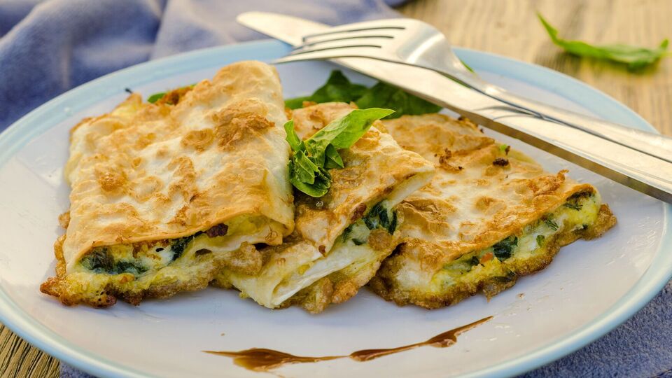 Лаваш жарится до золотистой и хрустящей корочки