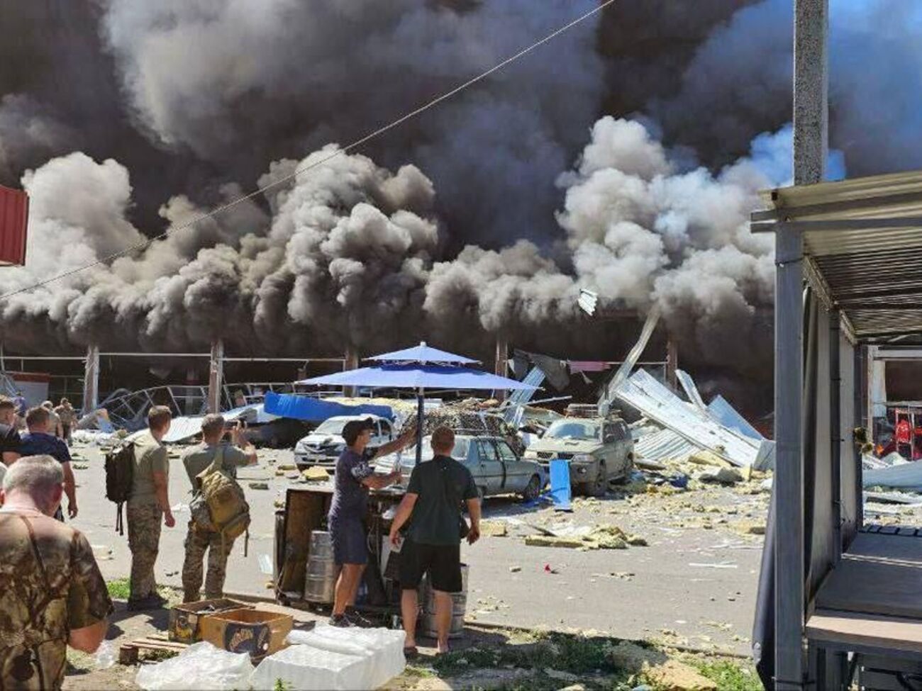 Супермаркет обстреляли из артиллерии