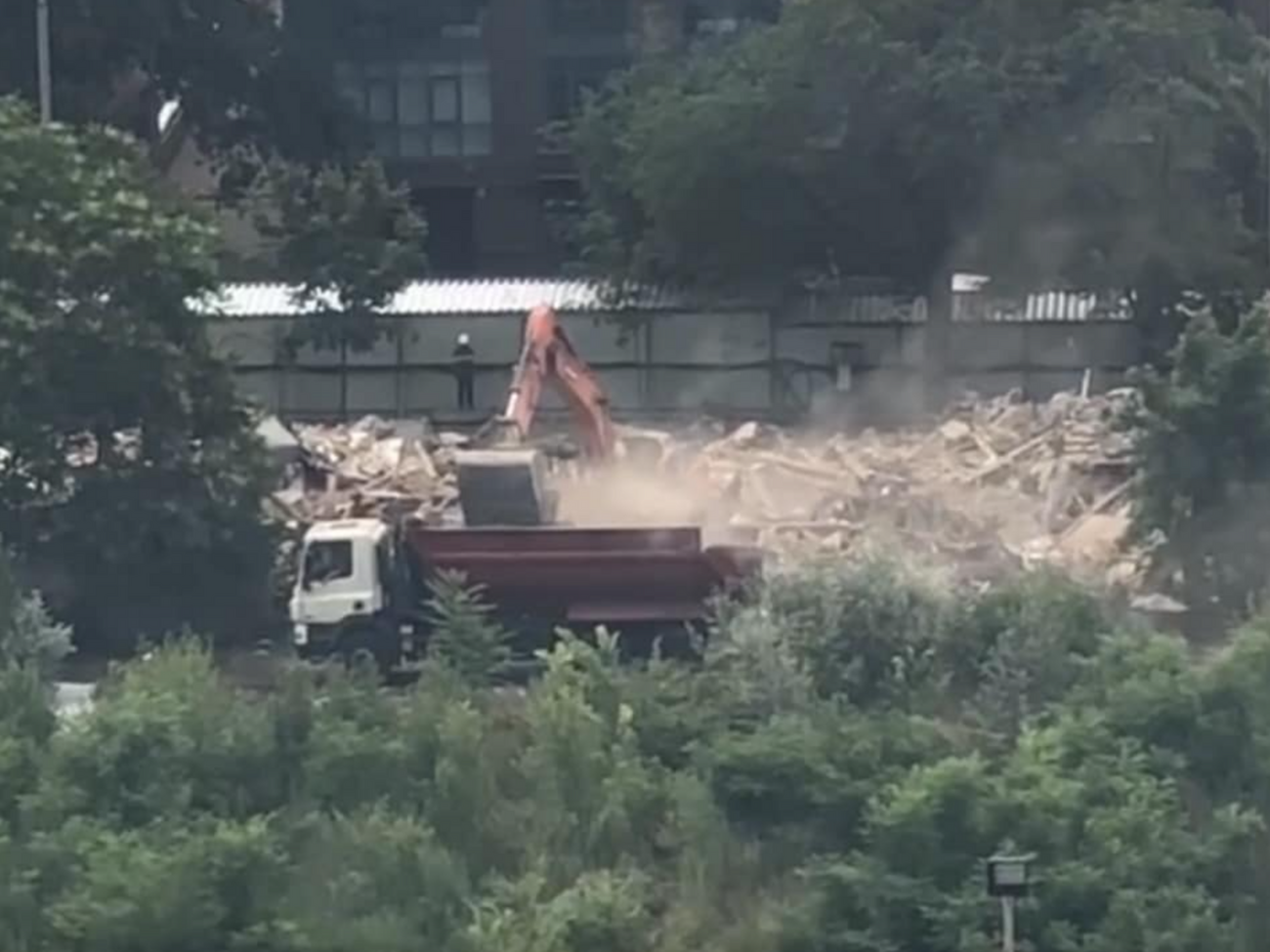 Компания утверждает, что имела все необходимые документы для сноса здания и строительства бизнес-парка, где планирует построить 22-этажный офисный центр