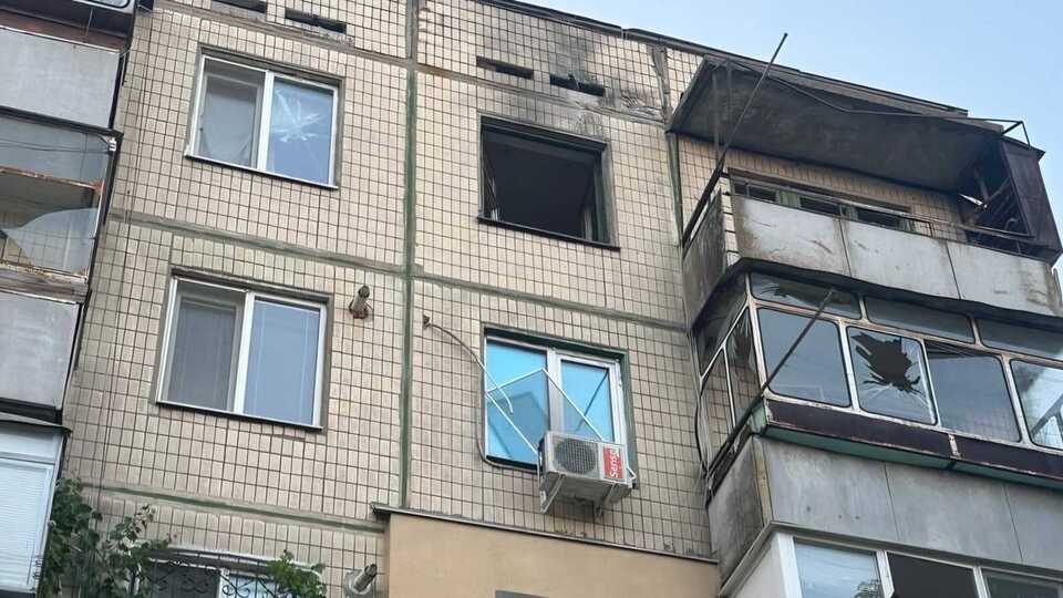 Через російську атаку у Нікополі пошкоджено п'ятиповерхівку, зазначили в ОВА