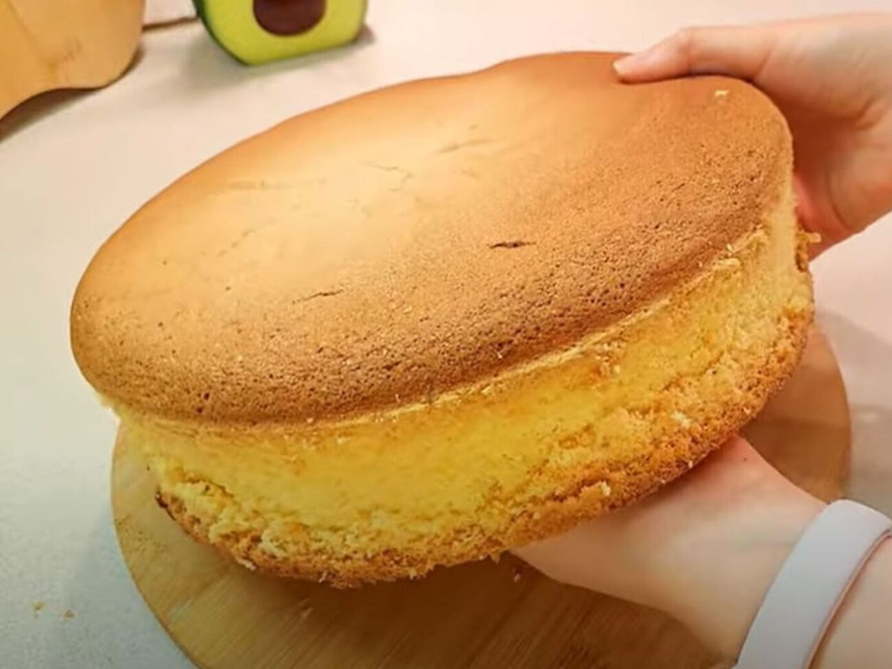 Бисквит выпекайте в духовке, разогретой до 160 °C