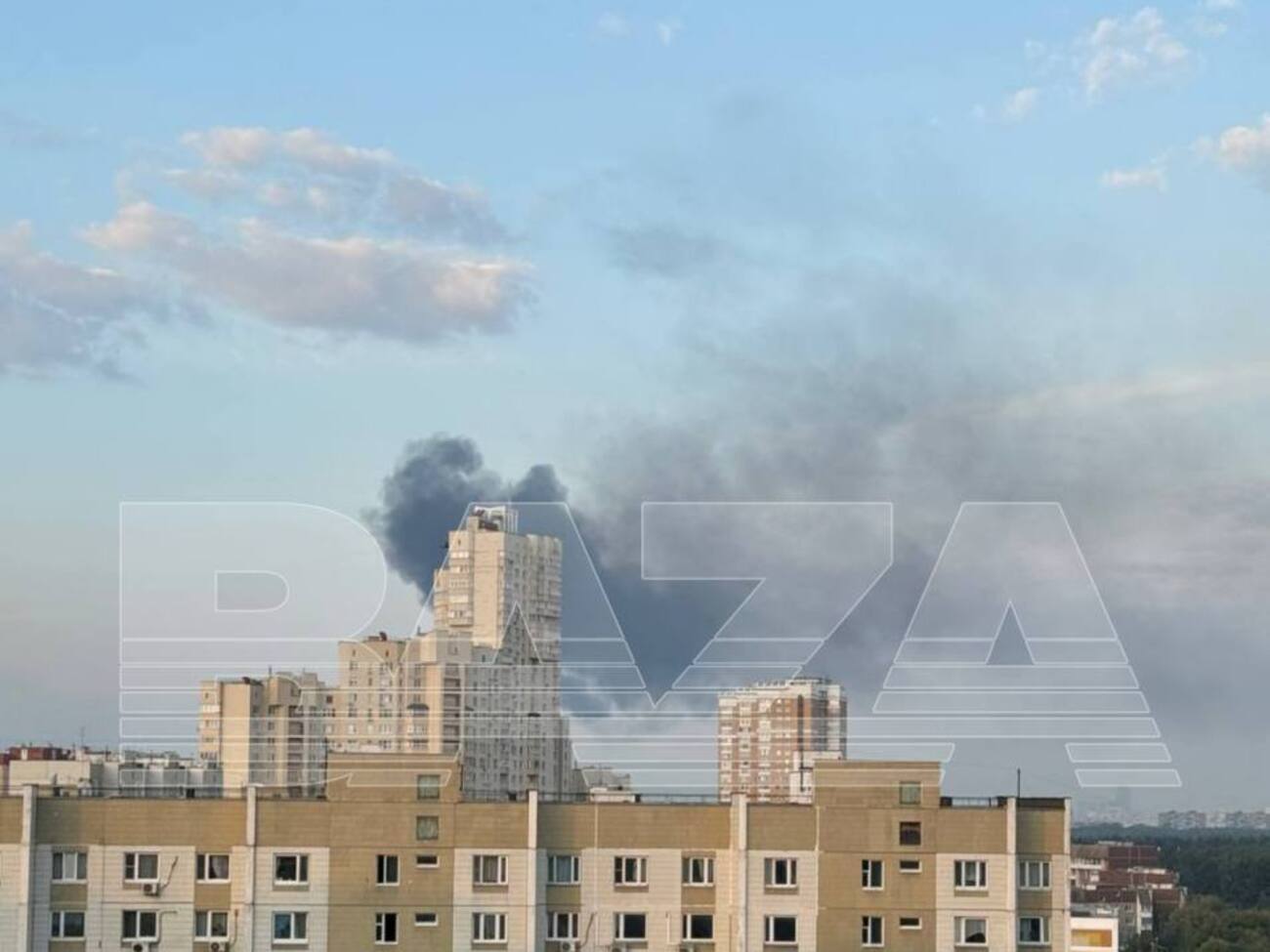 Один из дронов якобы сбили в районе Московского НПЗ. На фото, как заявляют, последствия атаки