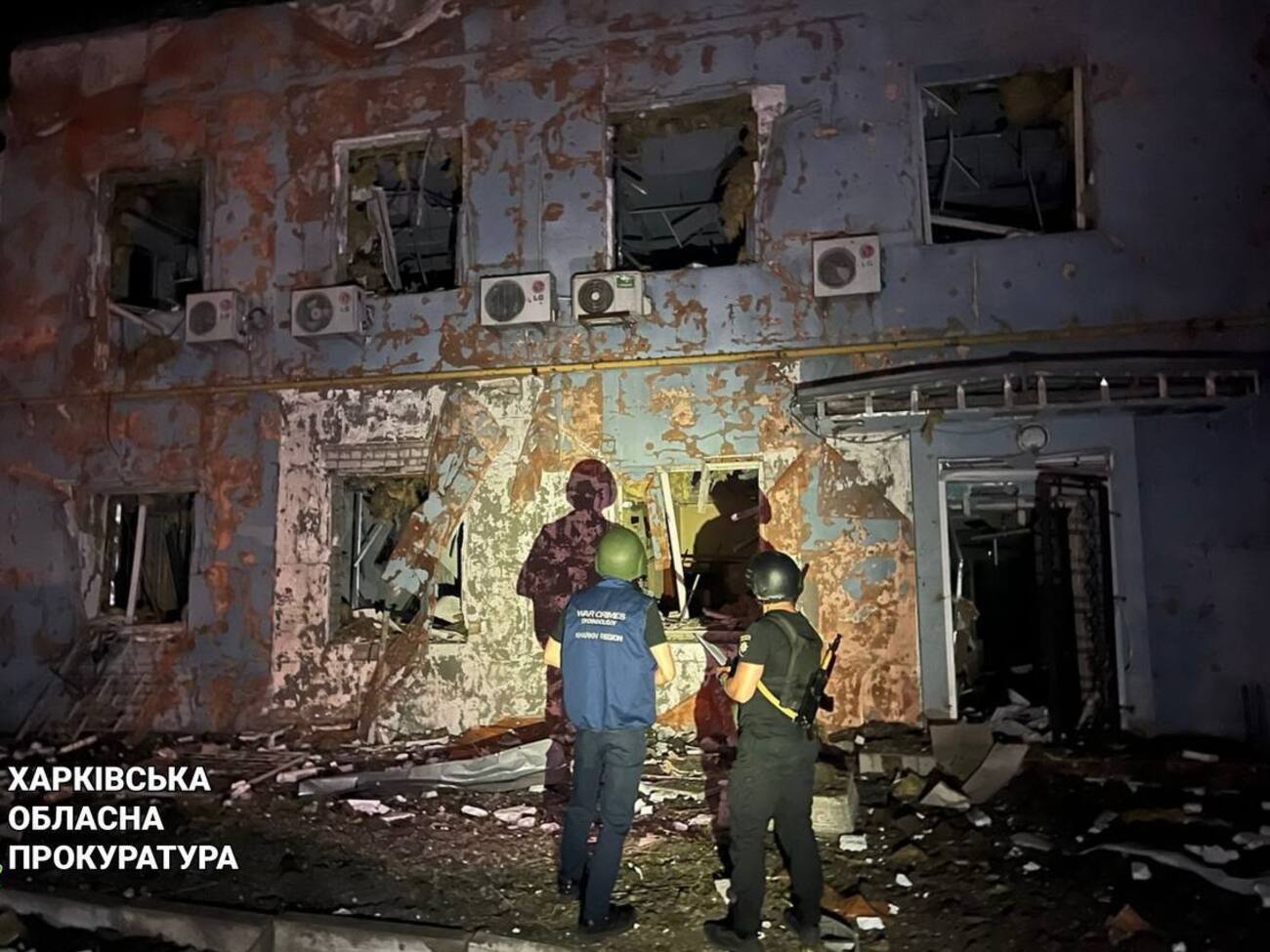 У Харкові російська ракета впала на дорогу поряд із житловим будинком