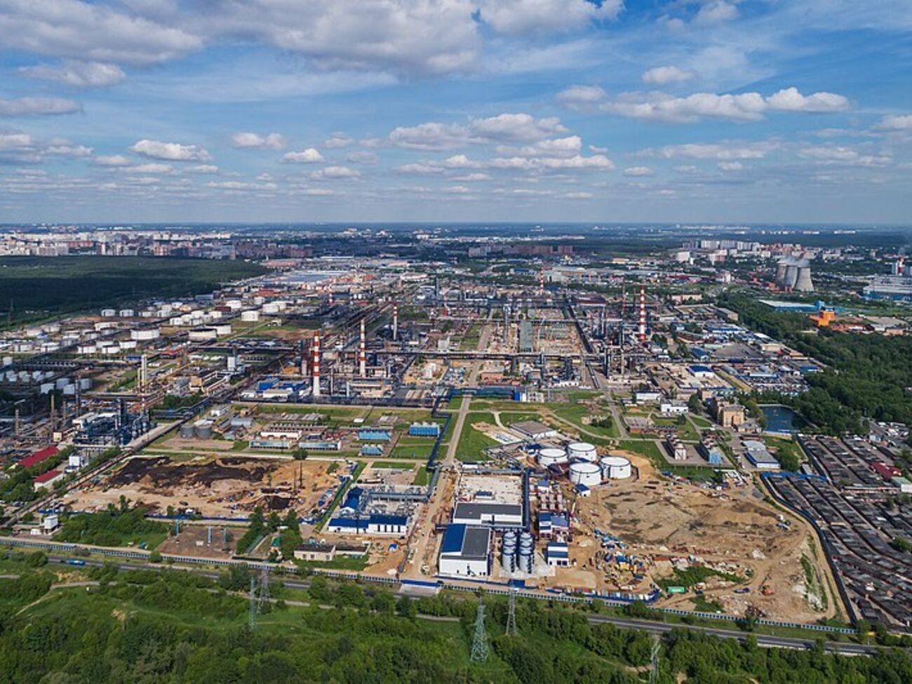На Московском НПЗ тушат пожар